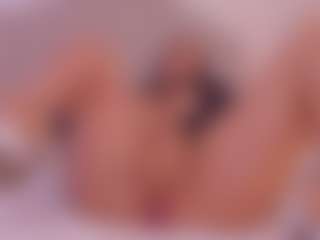 Live cam show with Valery Santorini - Squirt on Camsoda