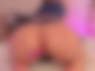 Live cam show with Valery Santorini - Average on AdultVida.com