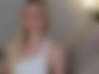 Live cam show with Brie Hunter - Blonde Hair Petite on CamSodaAdn