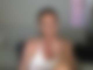 Carlalicious MILF webcam performer live streaming