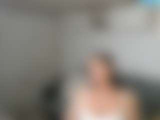 Live cam show with Carlalicious - Living Room on livesuperchat.net