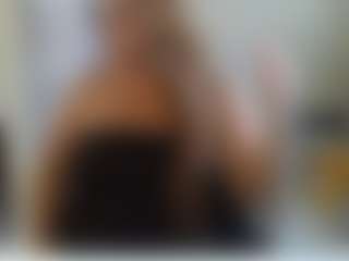 Live cam show with PrettyPennyLayne - Gamer Mature on AdultVida.com