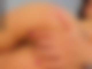 Live cam show with mollyybloom - Skinny on CamwithHer