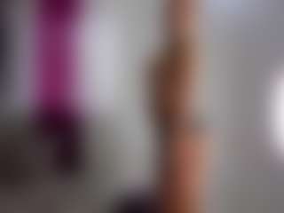 Live cam show with mollyybloom - Gamer Athletic on xDating