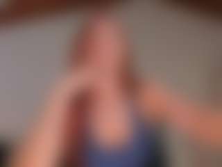 Live cam show with Mia Farrell - Average on madthumbs