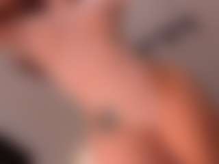 Live cam show with Mia Farrell - Average on Camsoda