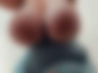 lovelyclara4u's Live Sex Cam Show