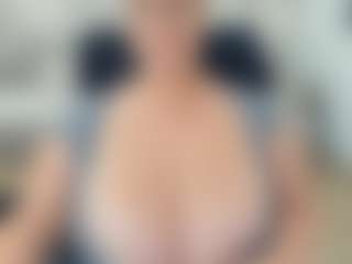 lovelyclara4u's Live Sex Cam Show