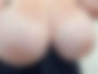 lovelyclara4u's Live Sex Cam Show
