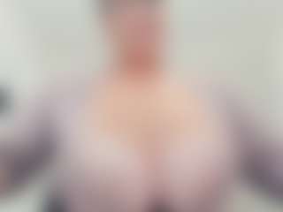 lovelyclara4u's Live Sex Cam Show