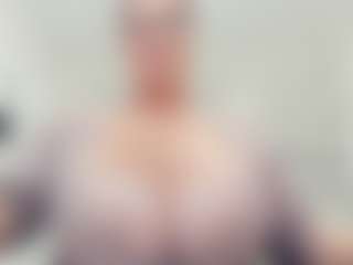 lovelyclara4u's Live Sex Cam Show