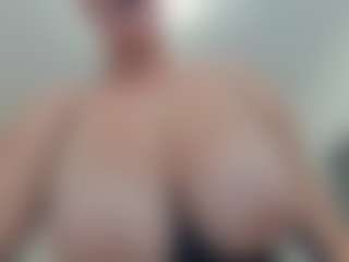 lovelyclara4u's Live Sex Cam Show