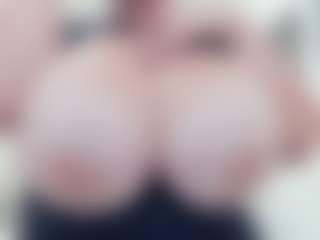 lovelyclara4u's Live Sex Cam Show