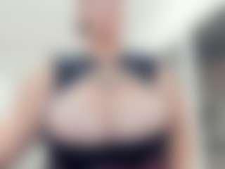 lovelyclara4u's Live Sex Cam Show