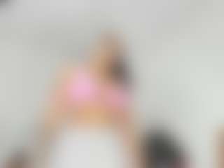 Live cam show with ashlynxx - Living Room on Chatstar