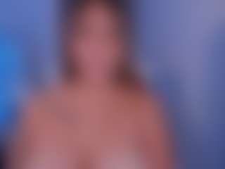 Live cam show with Salomme Cruz - Sucking on Camsoda