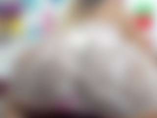 NahomyFox MILF webcam performer live streaming
