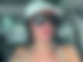 Tight Tiny MILF MILF webcam performer live streaming