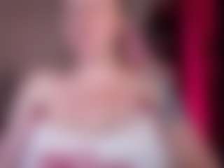 kisicaxx MILF webcam performer live streaming