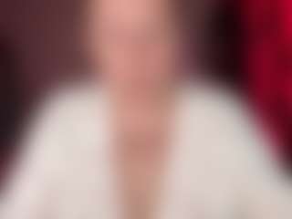 kisicaxx MILF webcam performer live streaming