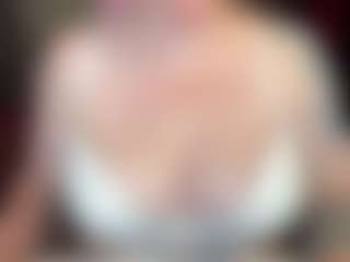 kisicaxx MILF webcam performer live streaming