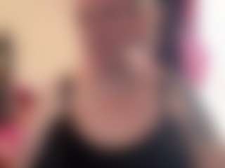 kisicaxx MILF webcam performer live streaming