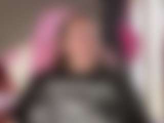 kisicaxx MILF webcam performer live streaming