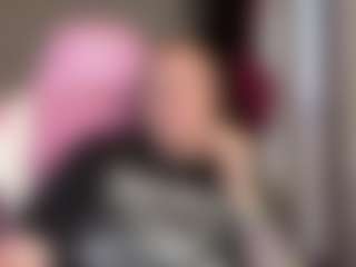 kisicaxx MILF webcam performer live streaming