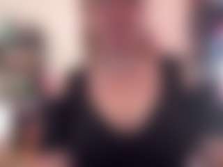 kisicaxx MILF webcam performer live streaming