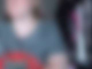 kisicaxx MILF webcam performer live streaming