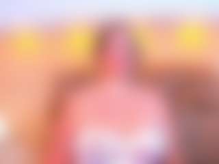 Live cam show with Mia Hot - Bedroom MILF on wildcum.com