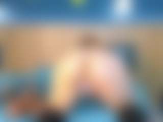 Live cam show with Mia Hot - Shaved Pussy MILF on Dare Cams