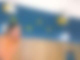 Live cam show with Mia Hot - Brown Eyes Blonde Hair on Latina Girls