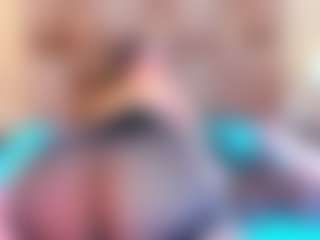 Live cam show with Mia Hot - Shaved Pussy MILF on Camsoda