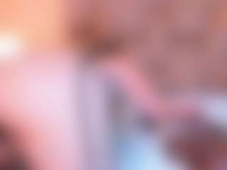 Live cam show with Mia Hot - Shaved Pussy MILF on Camsoda