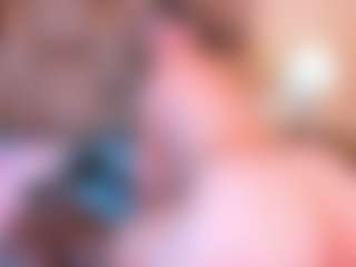 Live cam show with Mia Hot - Brown Eyes Blonde Hair on Camming Site