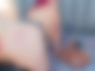 Live cam show with Mia Hot - Shaved Pussy MILF on Camsoda