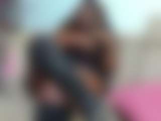 Live cam show with Naomi King - Bedroom Ebony on CamClone