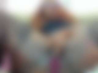 Live cam show with Naomi King - Handjob on CamClone