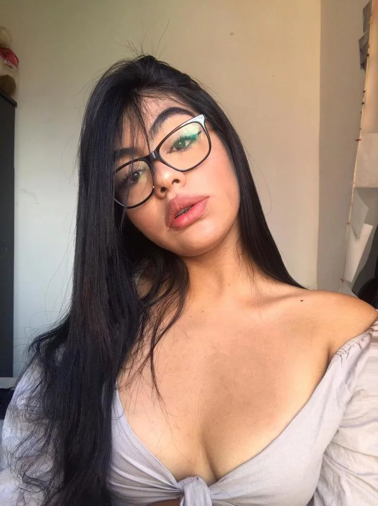 nicolle-guzman's Live Sex Cam Show