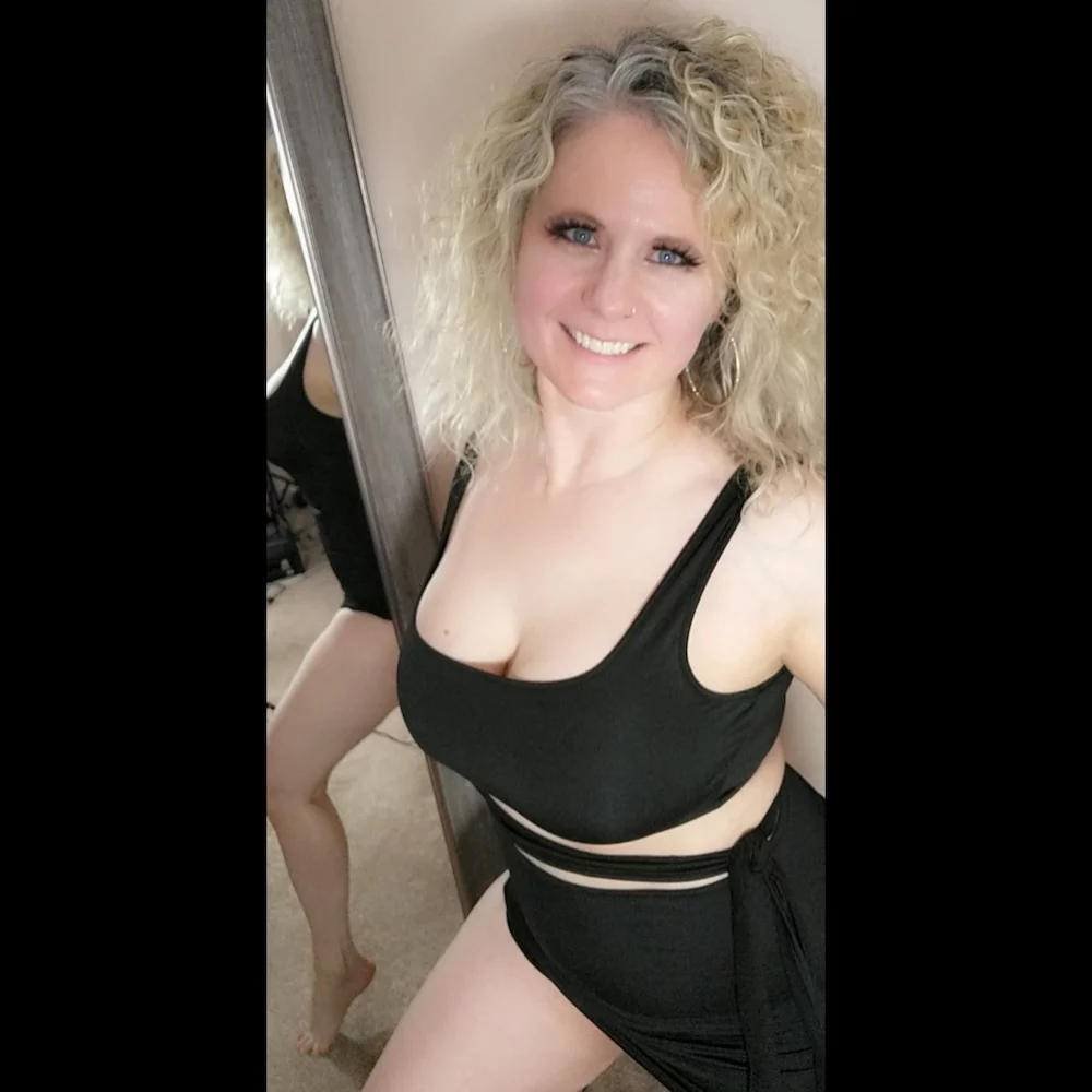 Milfbutterfly's live chat room