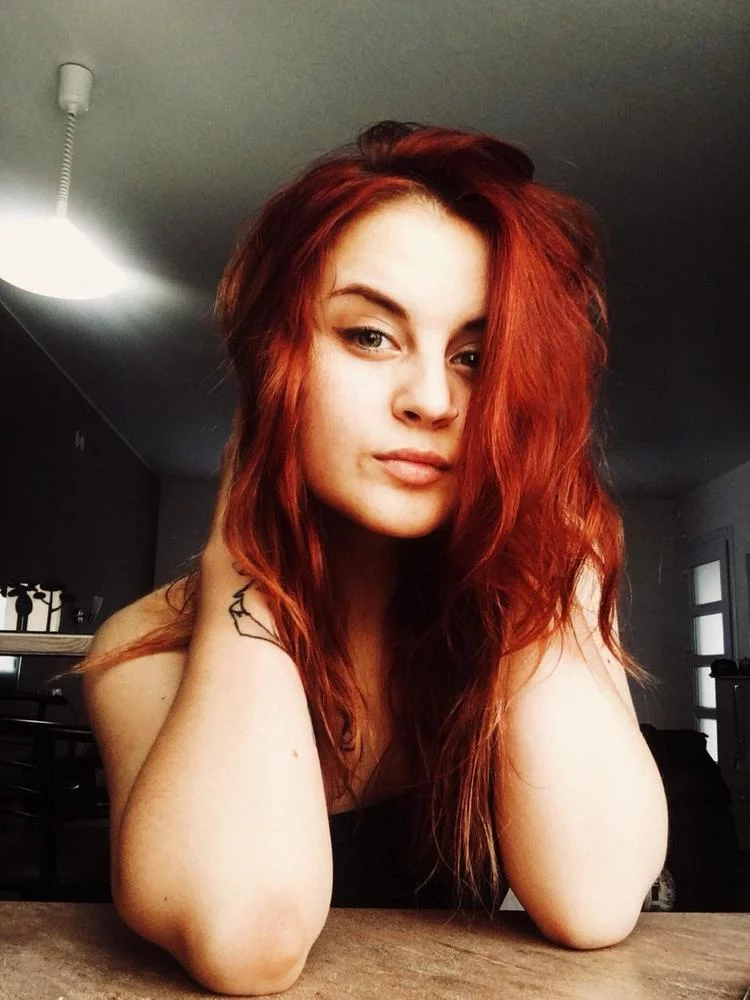 lonelylara's Live Sex Cam Show