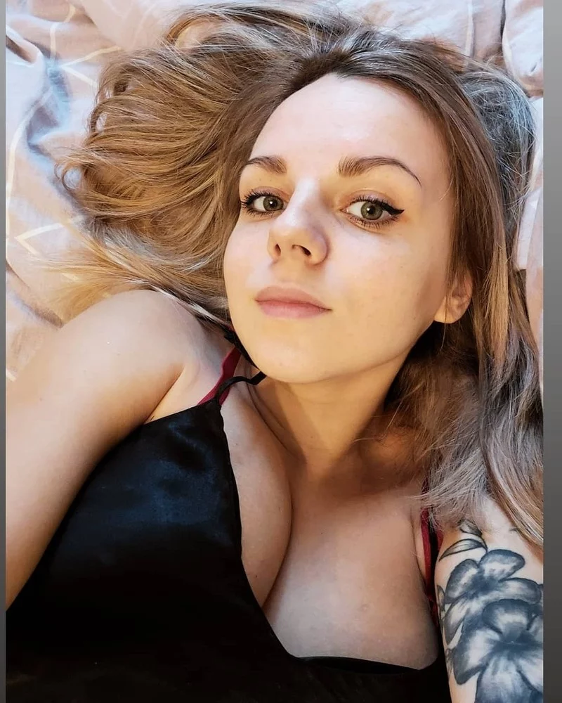 kindlybitch's Live Sex Cam Show