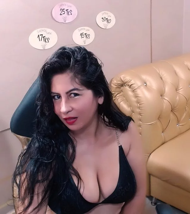 yummy-milf4u's Live Sex Cam Show