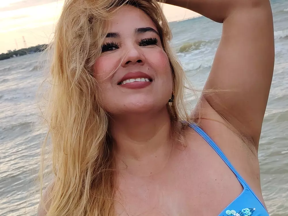 Live cam show with Isabella - Middle Aged on Camsoda