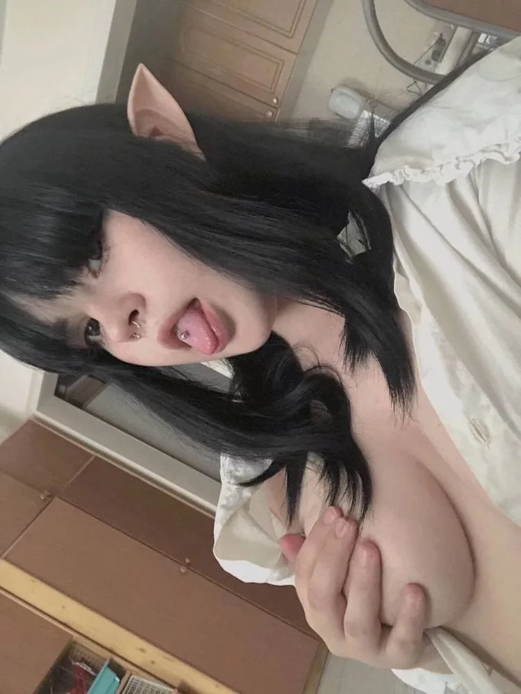 Kitty-Gwen's Live Sex Cam Show