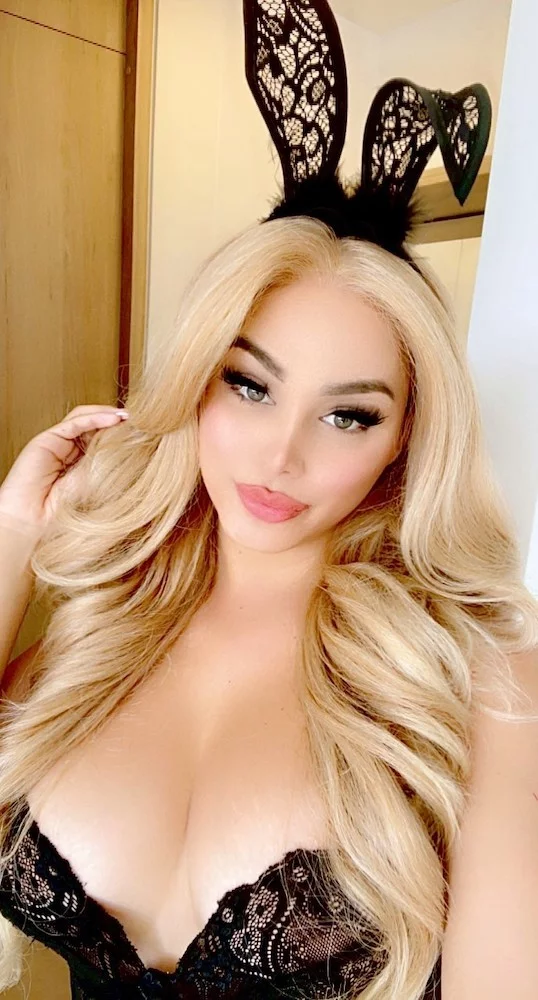 SophieCute19's Live Sex Cam Show