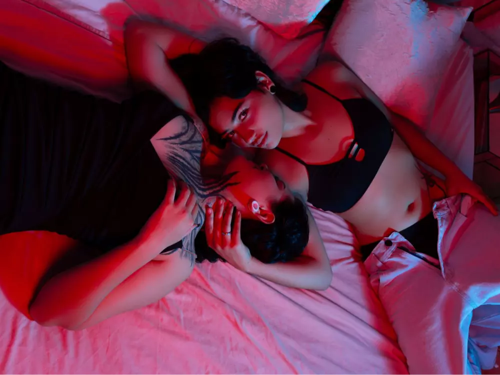 Alessandra and Jade's Live Sex Cam Show
