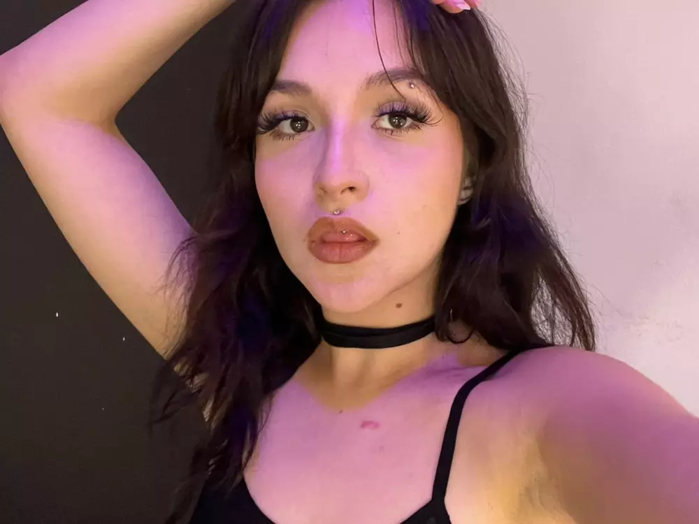 IsaMeow's Live Sex Cam Show