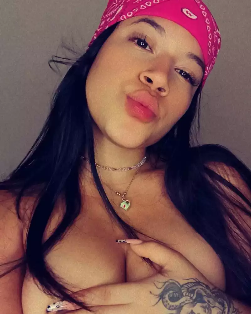 gabriela-flowers's Live Sex Cam Show